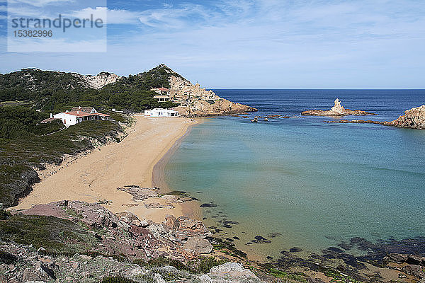 Landschaftliche Ansicht der Balearen gegen den Himmel während eines sonnigen Tages  Spanien