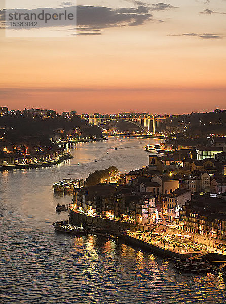 Panoramablick auf Porto bei Sonnenuntergang  Portugal