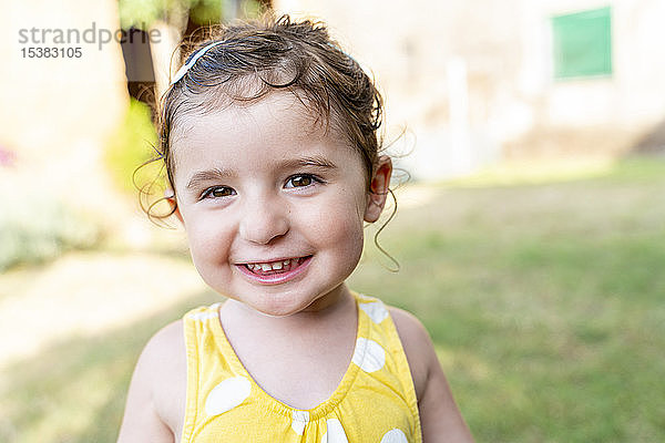 Porträt eines lächelnden kleinen Mädchens im Sommer im Freien