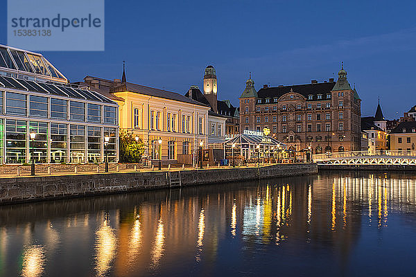 Beleuchtete Gebäude am Kanal bei Nacht in Malmö  Schweden