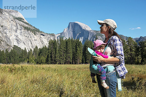 Mutter trägt Tochter in Tragesitz  Yosemite National Park  Kalifornien  USA