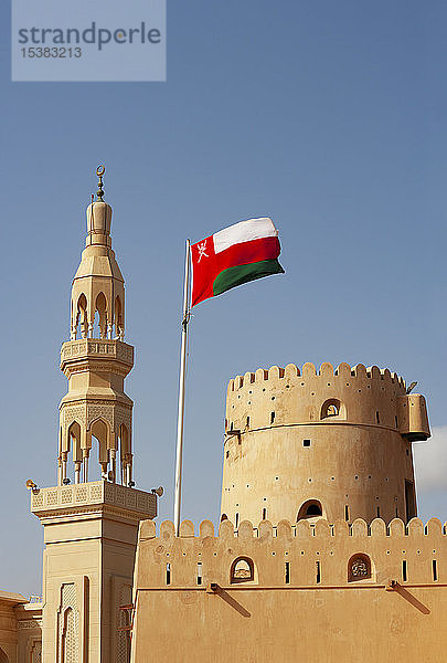 Sultanat Oman  Ras al Hadd  Burg Ras al Hadd mit omanischer Flagge und Minarett