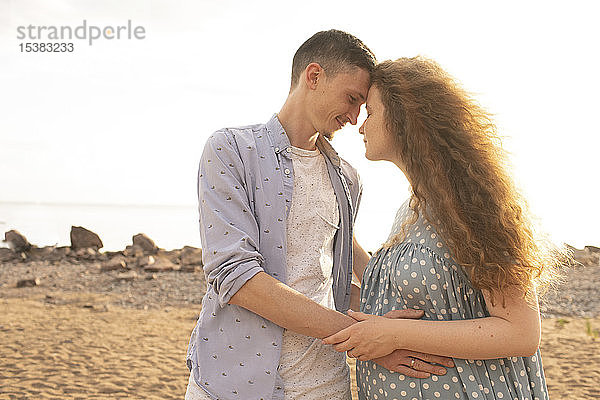 Porträt eines jungen Paares am Strand