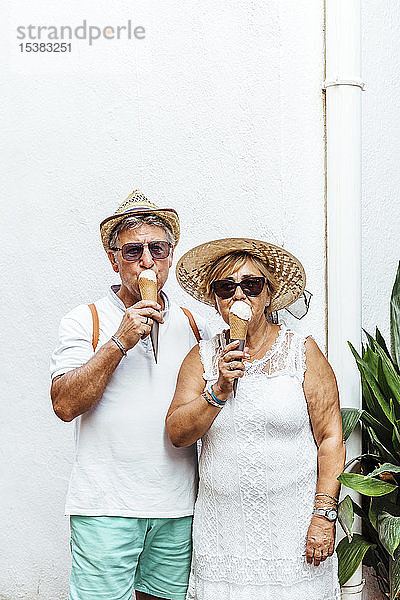 Älteres Touristenpaar isst ein Eis