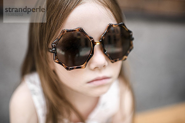 Bildnis eines Mädchens mit Sonnenbrille