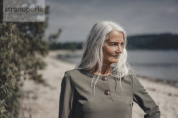 Ältere Frau mit Blick auf das Meer  Porträt