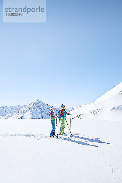 Ein Paar Skitourengeher bei einer Pause in den Bergen  Kühtai  Tirol  Österreich