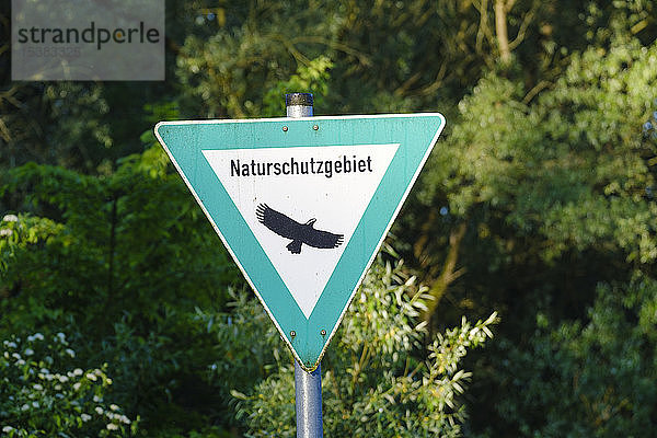 Nahaufnahme des Schildes am Naturschutzgebiet in Bayern  Deutschland