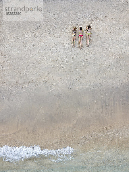 Luftaufnahme von jungen Frauen am Strand liegend  Insel Gili Air  Bali  Indonesien