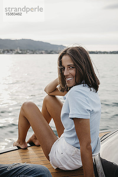Porträt einer lächelnden jungen Frau auf einem Boot