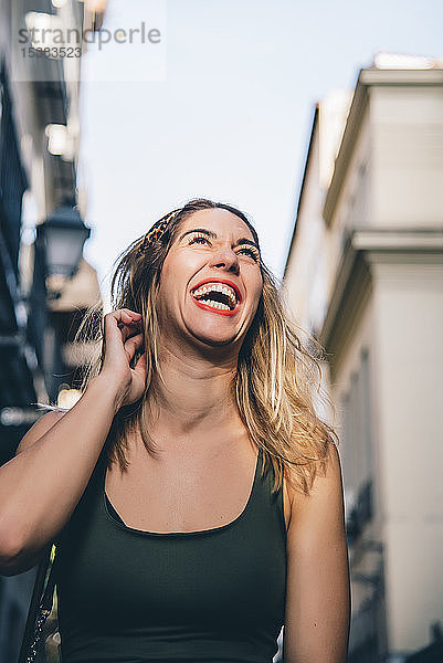 Porträt einer lachenden Frau in der Stadt