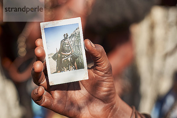 Frau vom Mudimba-Stamm mit einem Bild von sich selbst  Onocua  Angola.