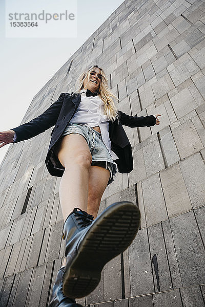 Junge Frau balanciert auf einem Bein  MuseumsQuartier  Wien  Österreich
