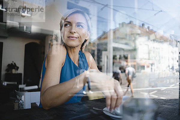 Geschäftsfrau macht eine Pause im Café