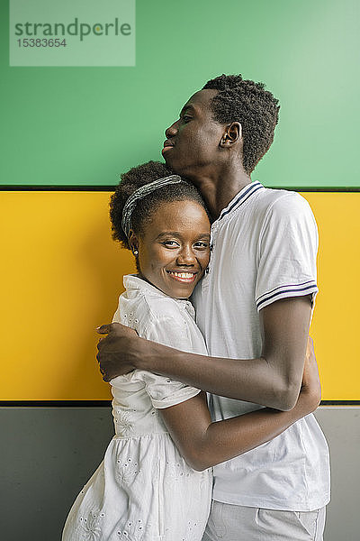 Porträt eines glücklichen jungen Paares  das sich umarmt