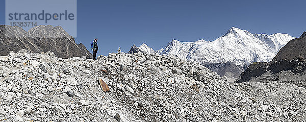 Junge Frau wandert im Sagarmatha-Nationalpark  Everest-Basislager-Trek  Nepal