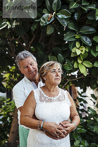 Älteres Ehepaar umarmt sich im Freien