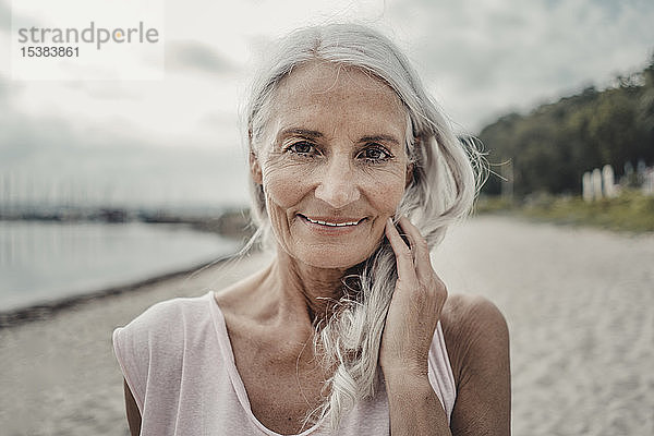 Ältere Frau am Meer  Porträt
