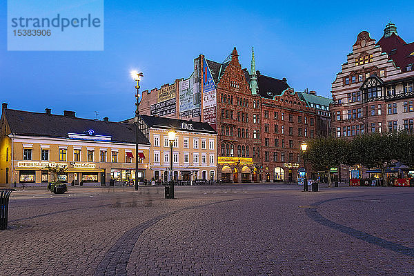 Gebäude auf dem Stadtplatz gegen den klaren blauen Himmel in der Abenddämmerung in Malmö  Schweden