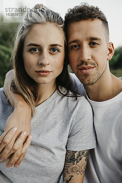 Porträt eines jungen Paares  Arm um Arm