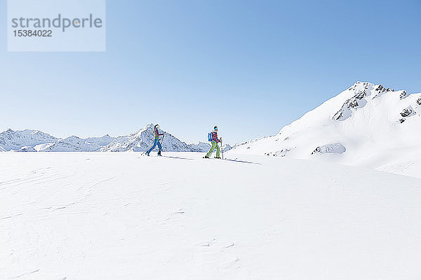 Paar Skitouren in den Bergen  Kühtai  Tirol  Österreich