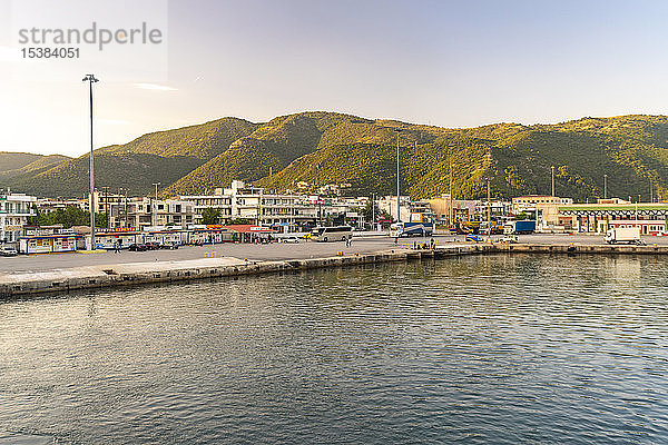 Szenische Ansicht von Gebäuden am Meer vor den Bergen in Korfu  Griechenland