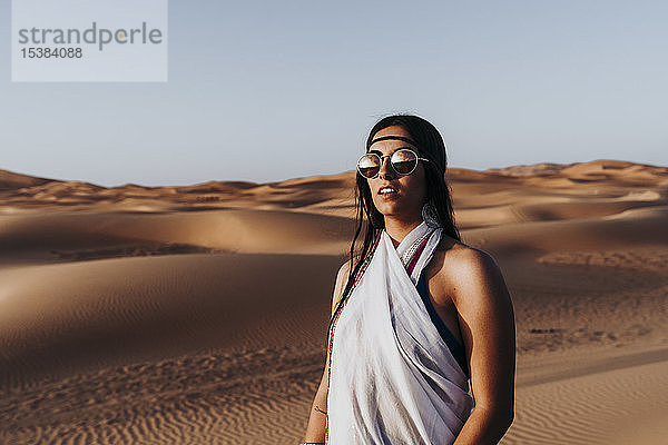 Schöne junge Frau in der Wüste  Merzouga  Marokko