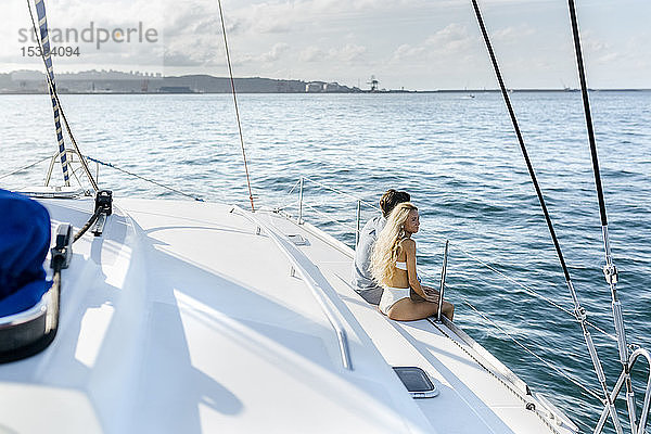 Junges Paar genießt einen Sommertag auf einem Segelboot