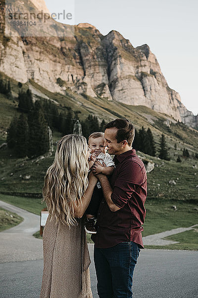 Glückliche Familie mit kleinem Sohn auf der Landstrasse stehend  Schwaegalp  Nesslau  Schweiz