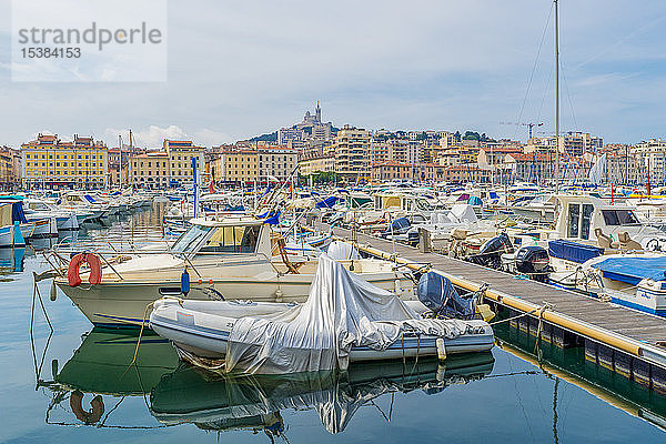 Frankreich  Provence-Alpes-Cote d'Azur  Marseille  Alter Hafen und Jachthafen mit Basilique Notre-Dame de la Garde