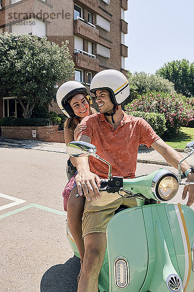 Junges Paar auf einem Oldtimer-Motorroller