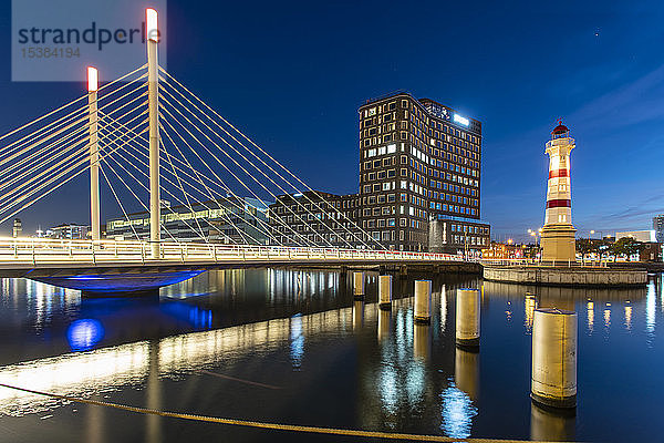 Beleuchtete Brücke über den Fluss gegen den Himmel in Malmö  Schweden