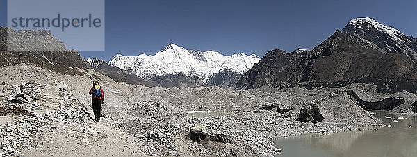 Junge Frau wandert im Sagarmatha-Nationalpark  Everest-Basislager-Trek  Nepal