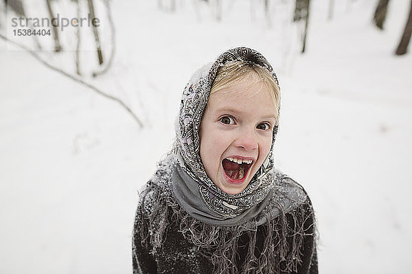 Porträt eines schreienden kleinen Mädchens im Winterwald