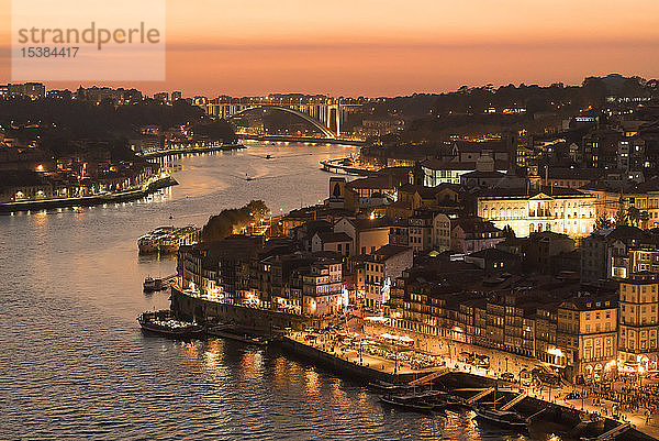 Panoramablick auf Porto bei Sonnenuntergang  Portugal