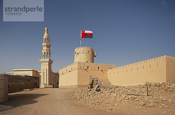 Sultanat Oman  Ras al Hadd  Burg Ras al Hadd mit omanischer Flagge und Minarett