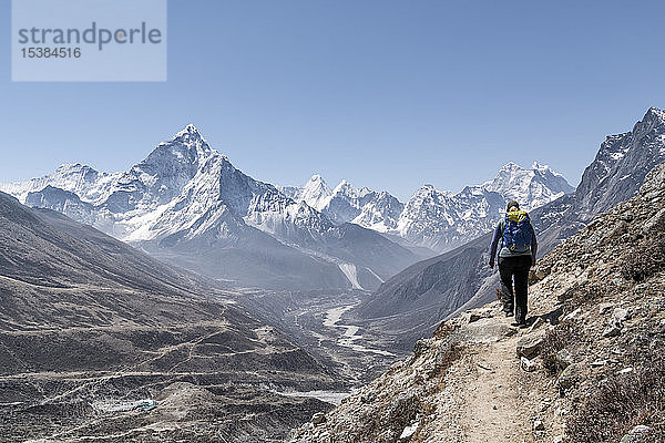 Junge Frau wandert im Sagarmatha-Nationalpark  Everest-Basislager-Trek  Nepal