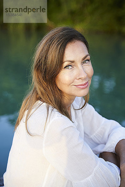 Porträt einer reifen Frau an einem See