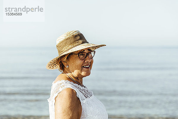 Porträt einer zufriedenen älteren Frau am Meer  El Roc de Sant Gaieta  Spanien
