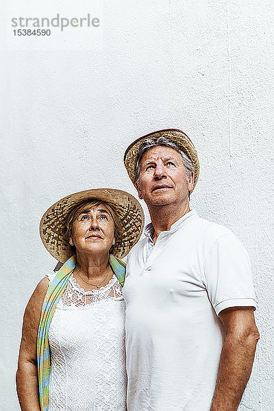Porträt eines älteren Ehepaares  das nach oben schaut