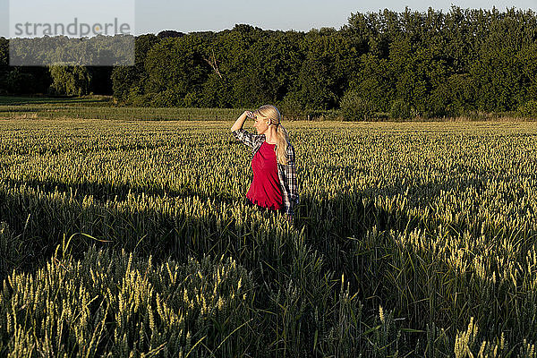 Junge Frau in einem Getreidefeld