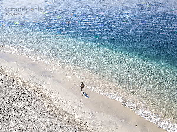 Frau geht am Strand spazieren  Gili Air  Gili Islands  Indonesien