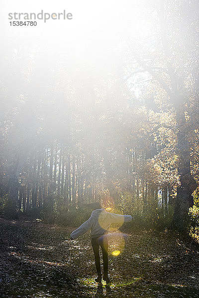 Frau entspannt sich im Herbstwald