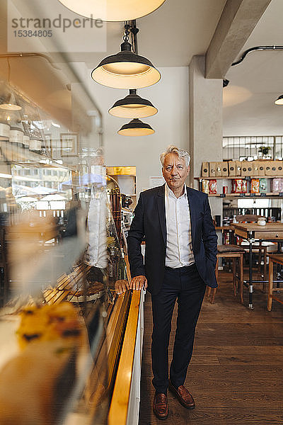 Porträt eines hochrangigen Geschäftsmannes in einem Cafe