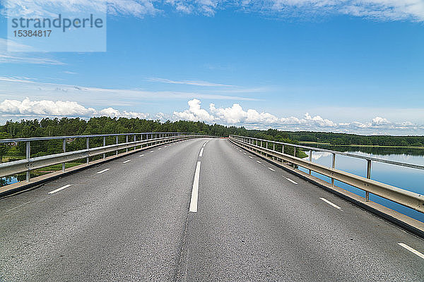 Leere Brücke gegen blauen Himmel bei Loftahammar  Schweden