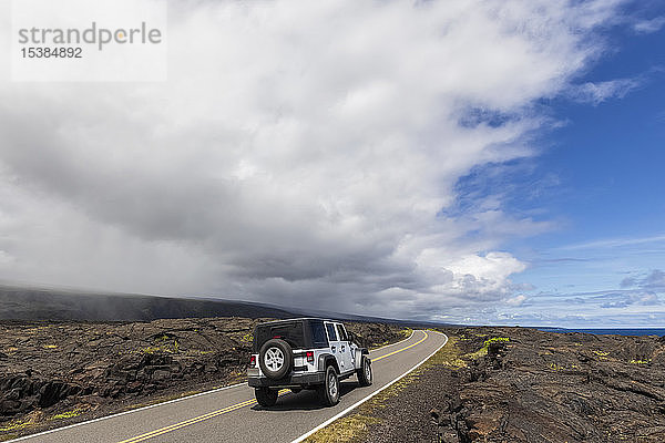 USA  Hawaii  Volcanoes National Park  Lavafelder  Geländewagen auf der Chain of Craters Road