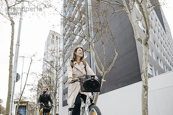 Ein Paar fährt E-Bikes in der Stadt