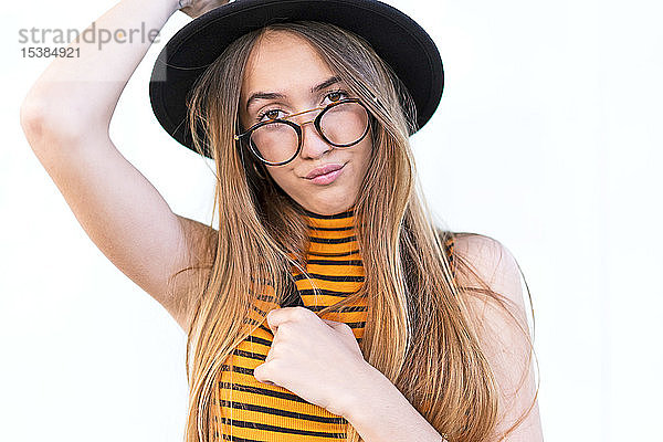 Porträt einer Teenagerin mit Hut und Brille