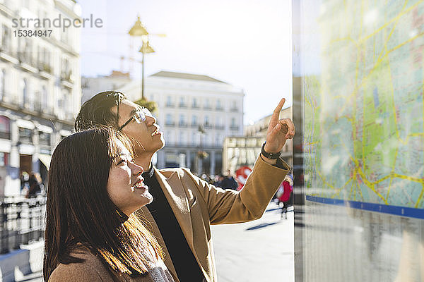 Spanien  Madrid  junges Paar schaut auf die Karte und erkundet die Stadt