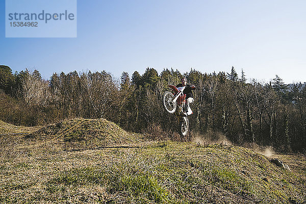 Älterer Motocross-Fahrer auf der Rennstrecke